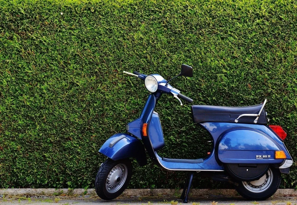 🛵 В Южно-Сахалинске брошенный на дороге мопед привёл полицейских к малолетним угонщикам