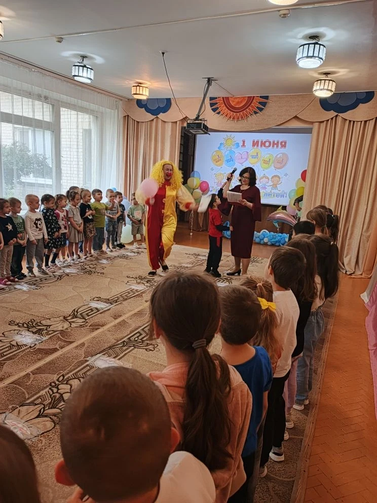 1 июня наш детский сад превратился в настоящую музыкальную сказку! В нарядном зале, под звуки весёло