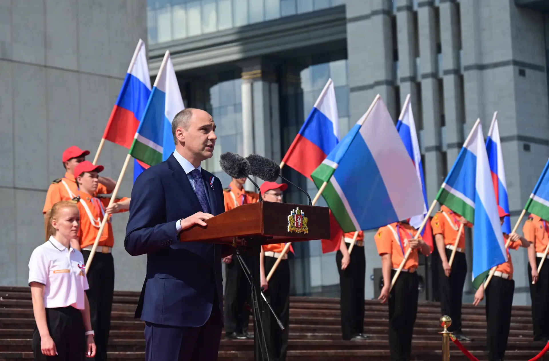 Губернатор Денис Паслер принял участие в торжественной церемонии передачи государственных флагов Рос