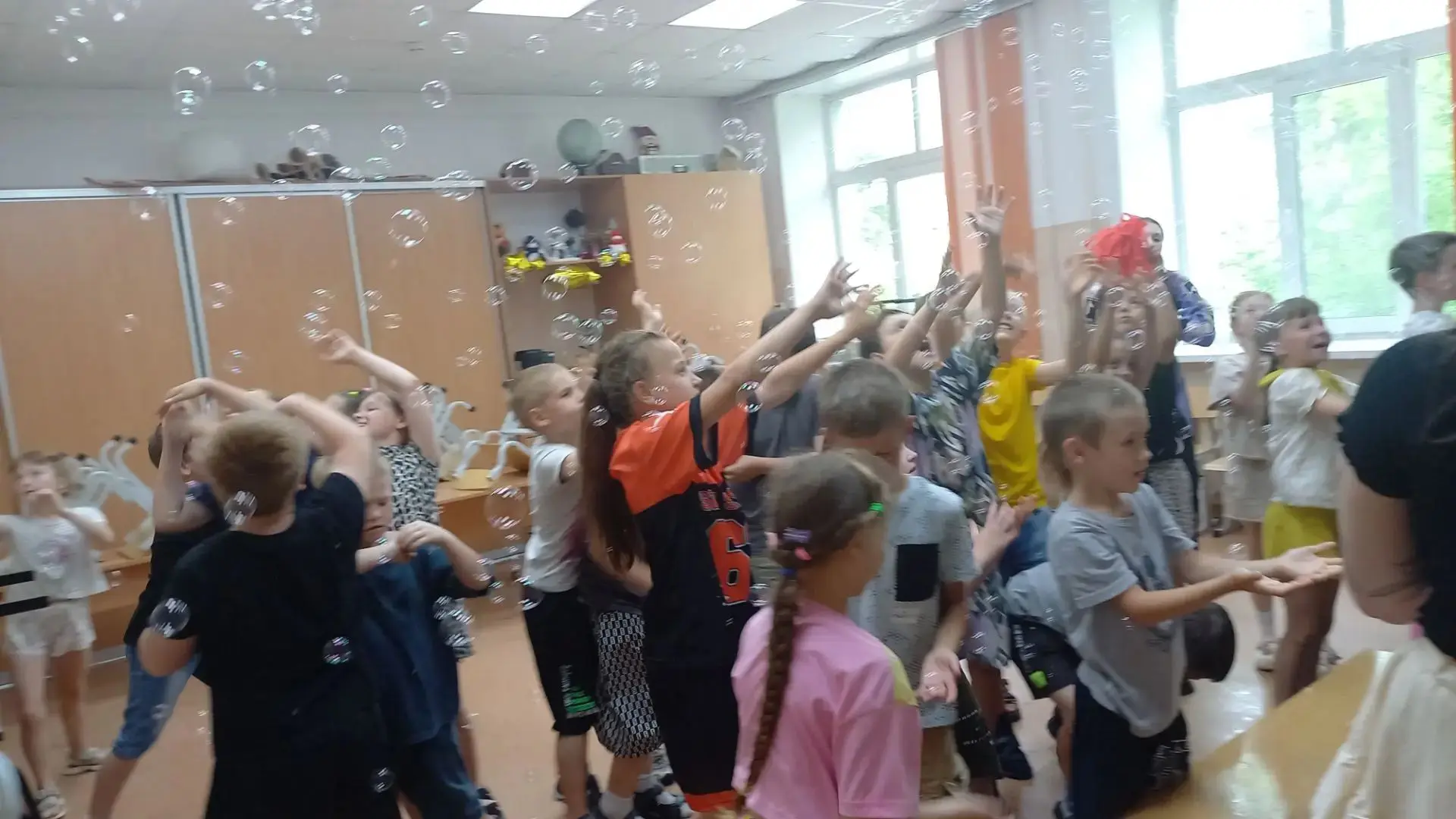 👏 Вчерашний день в лагере закончился замечательным, фееричным праздником - "Шоу мыльных пузырей"!

