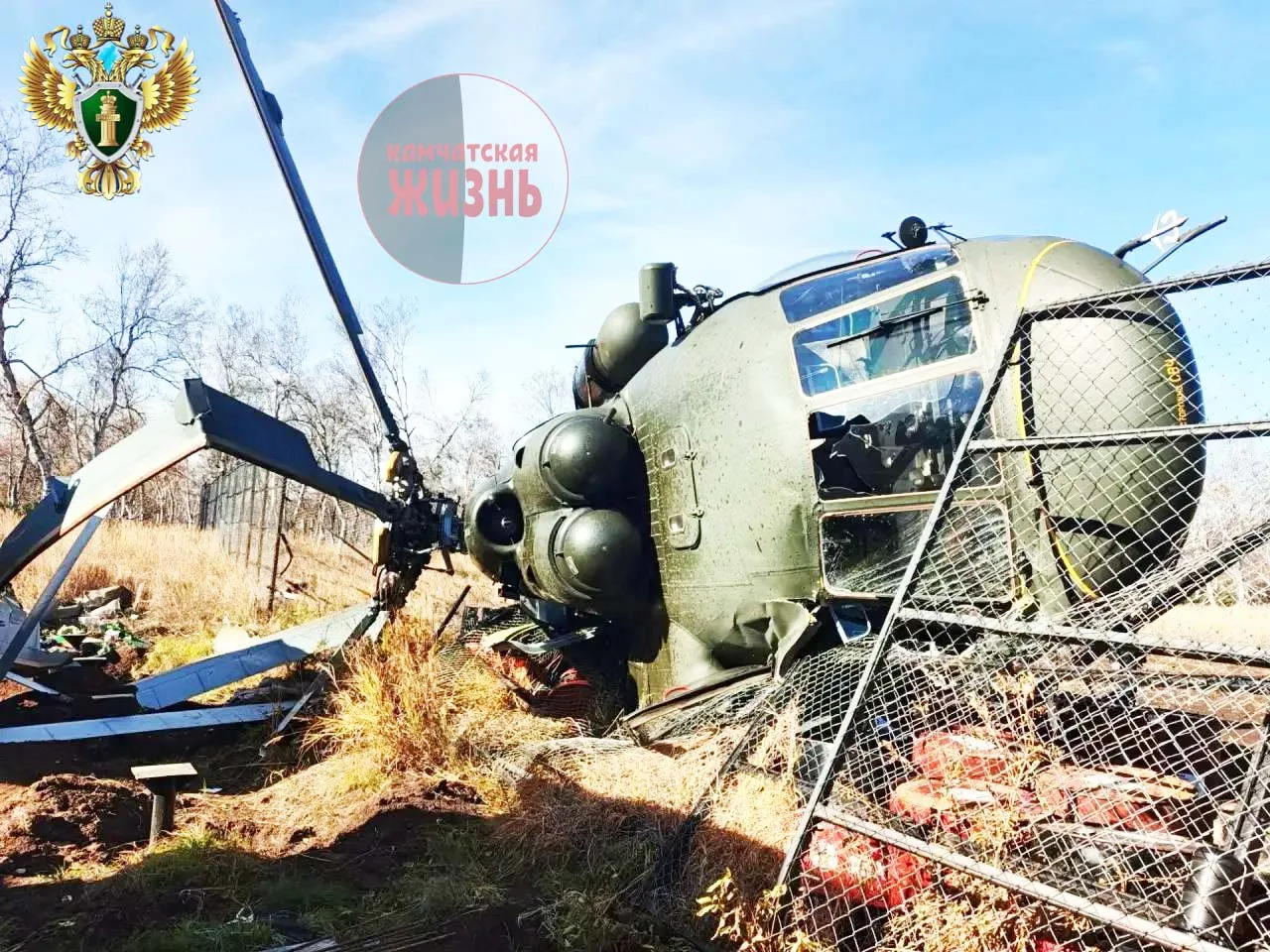 Появились кадры с места аварии Ми-8 на реке Жупанова. Видно, что вертолет при посадке з...