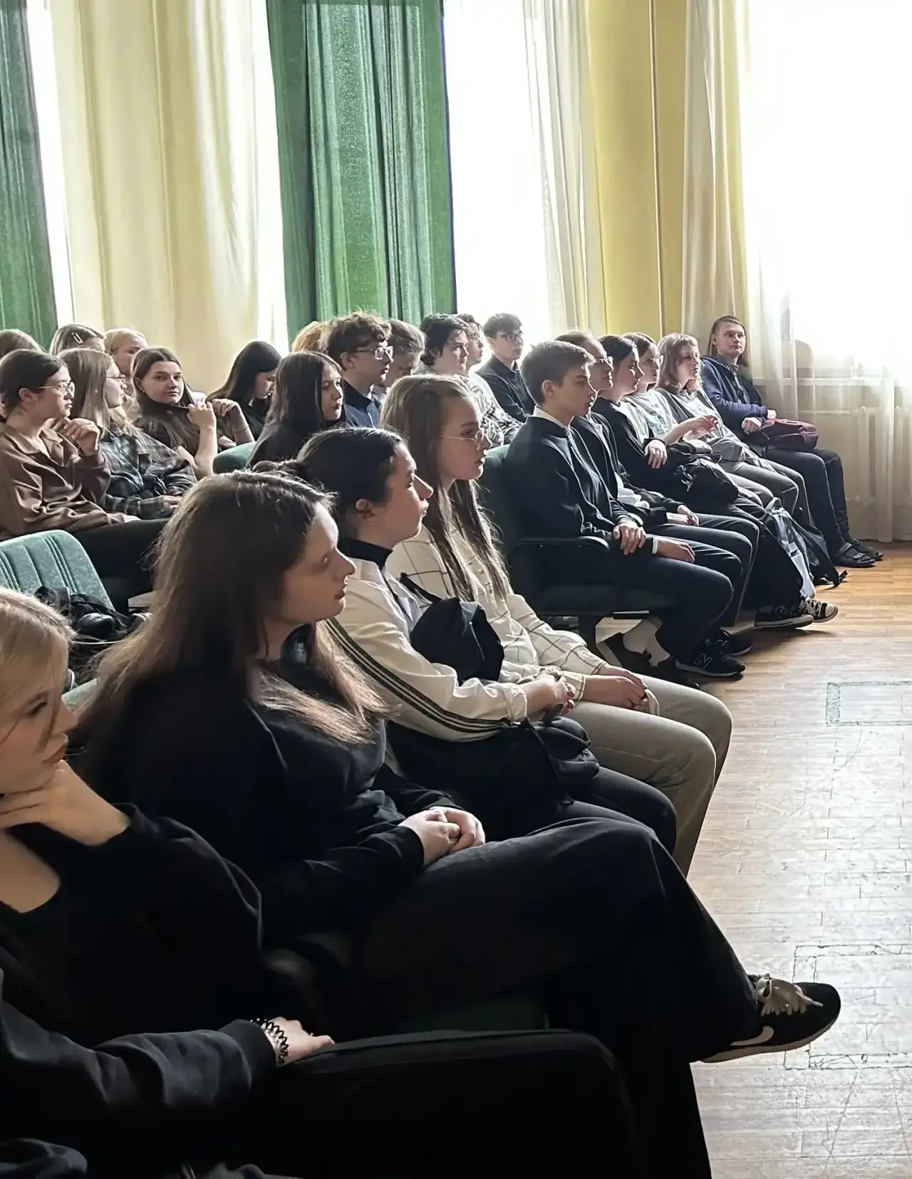 📅 Вчера, 8 апреля, в нашей школе «Содружество» прошла встреча старшеклассников с поэтом, переводчико