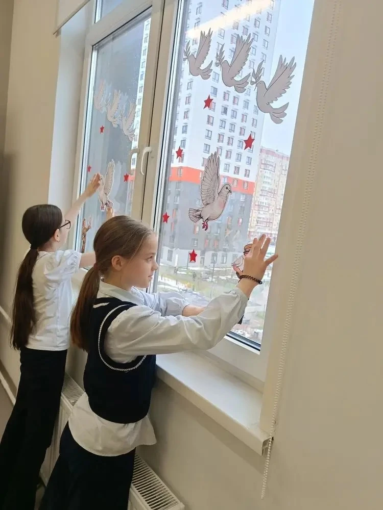 🕊️ Мы помним! Мы гордимся! «Окна Победы» в нашем «Успехе»  В преддверии 9 Мая Образовательный центр 