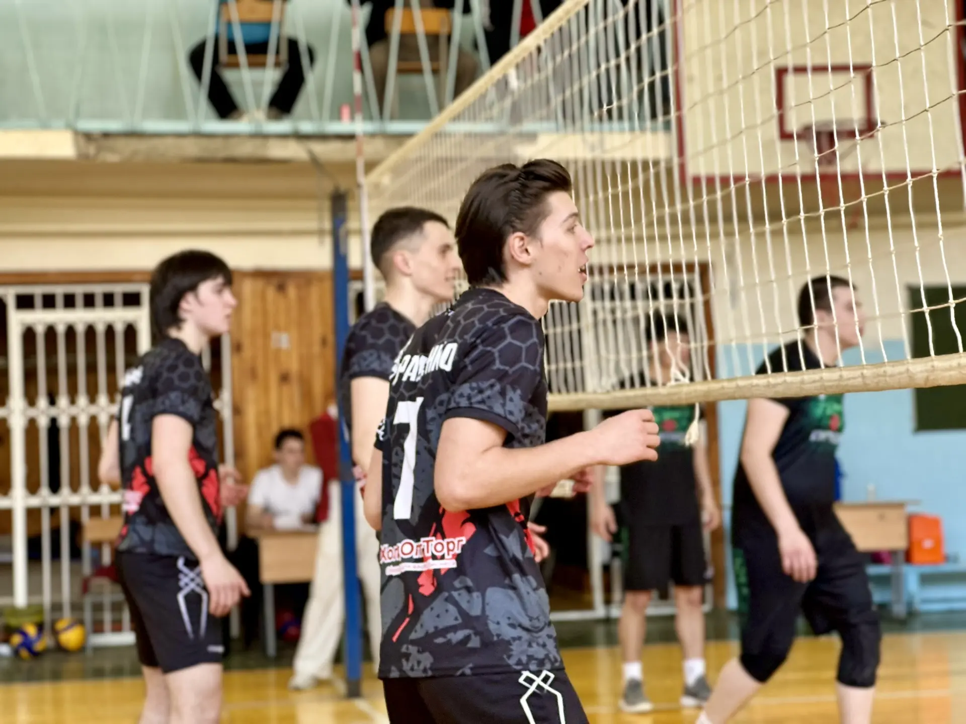 🤾‍♂️ В спортивном зале КЧГУ продолжается Молодежная волейбольная лига   Сегодня, во второй день Лиги