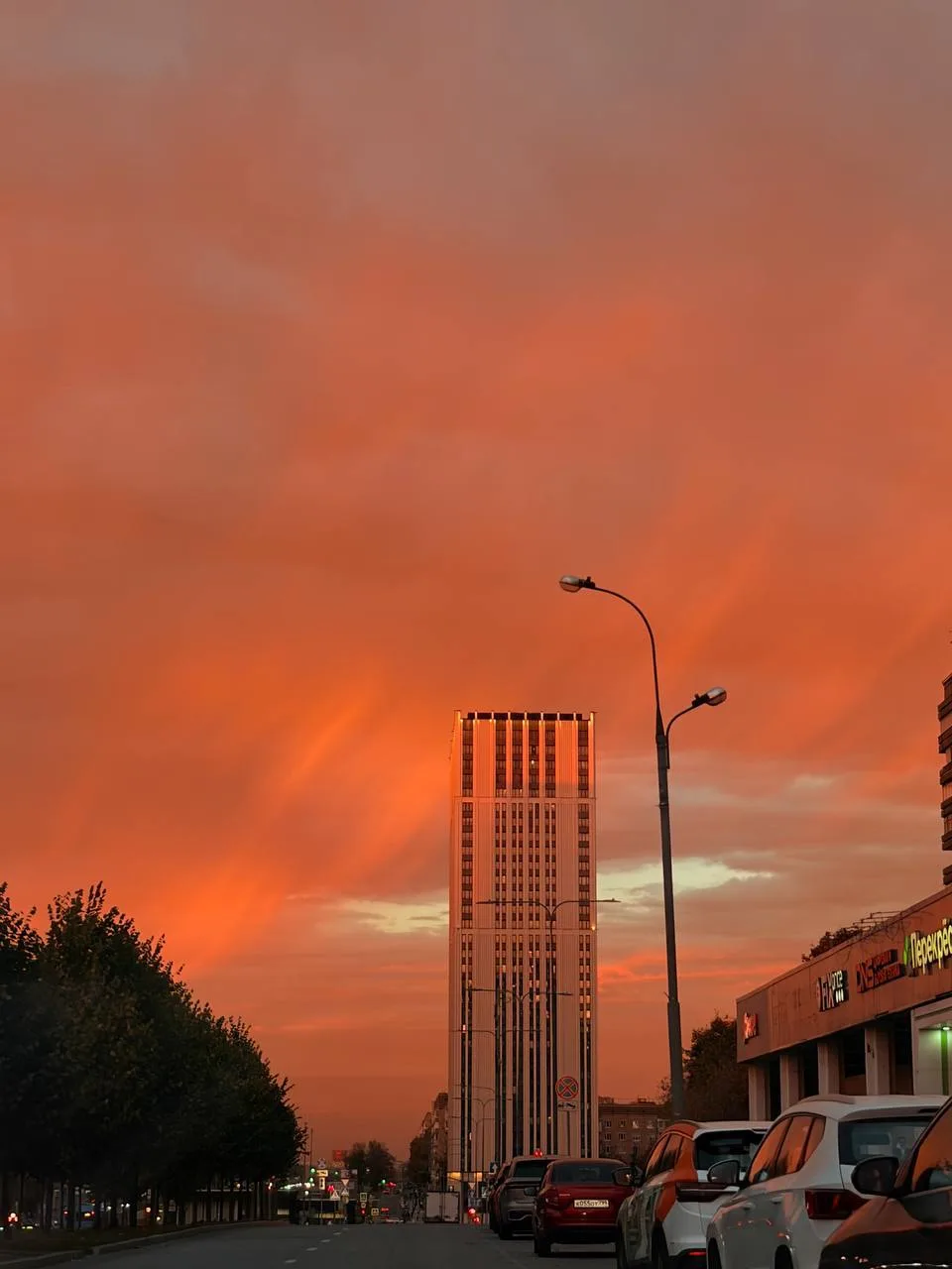 😮 Ещё кадры сегодняшнего невероятного заката в Москве.