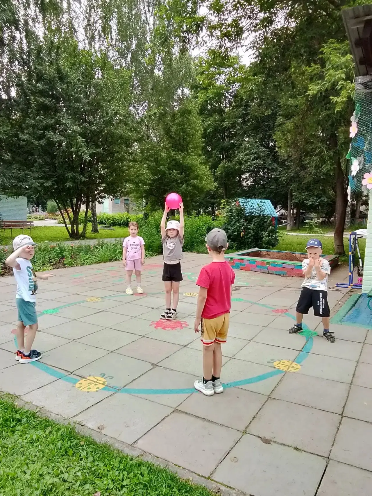 Очень весело в саду,
С радостью туда иду,
Чтобы целый день играть,
Бегать, прыгать, рисовать!