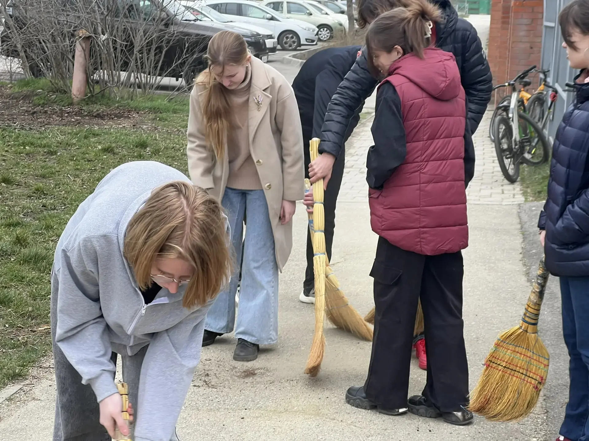 🤲ДЕНЬ ДОБРЫХ ДЕЛ💚  ✅В МАОУ СОШ 1 прошел традиционный весенний субботник. Волонтеры  школы объединили