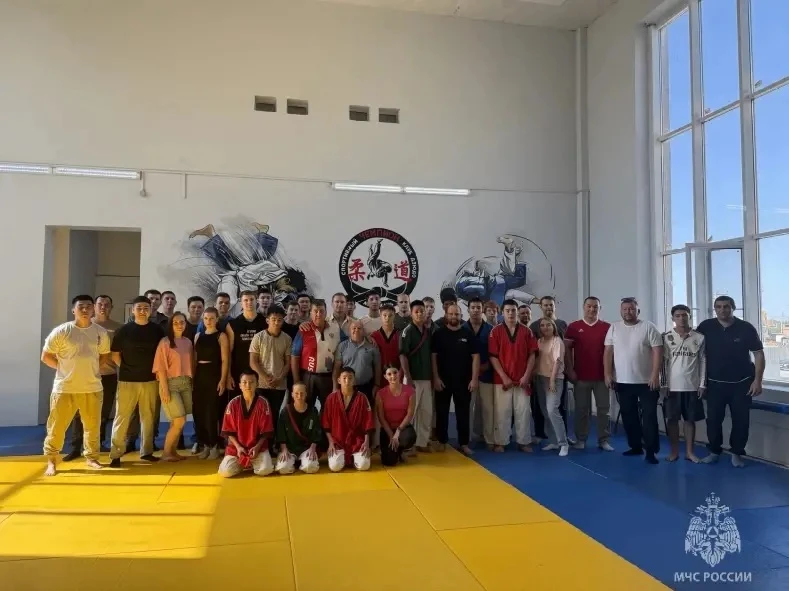 Спасатели МЧС Астрахани осваивают корэш под руководством чемпиона мира