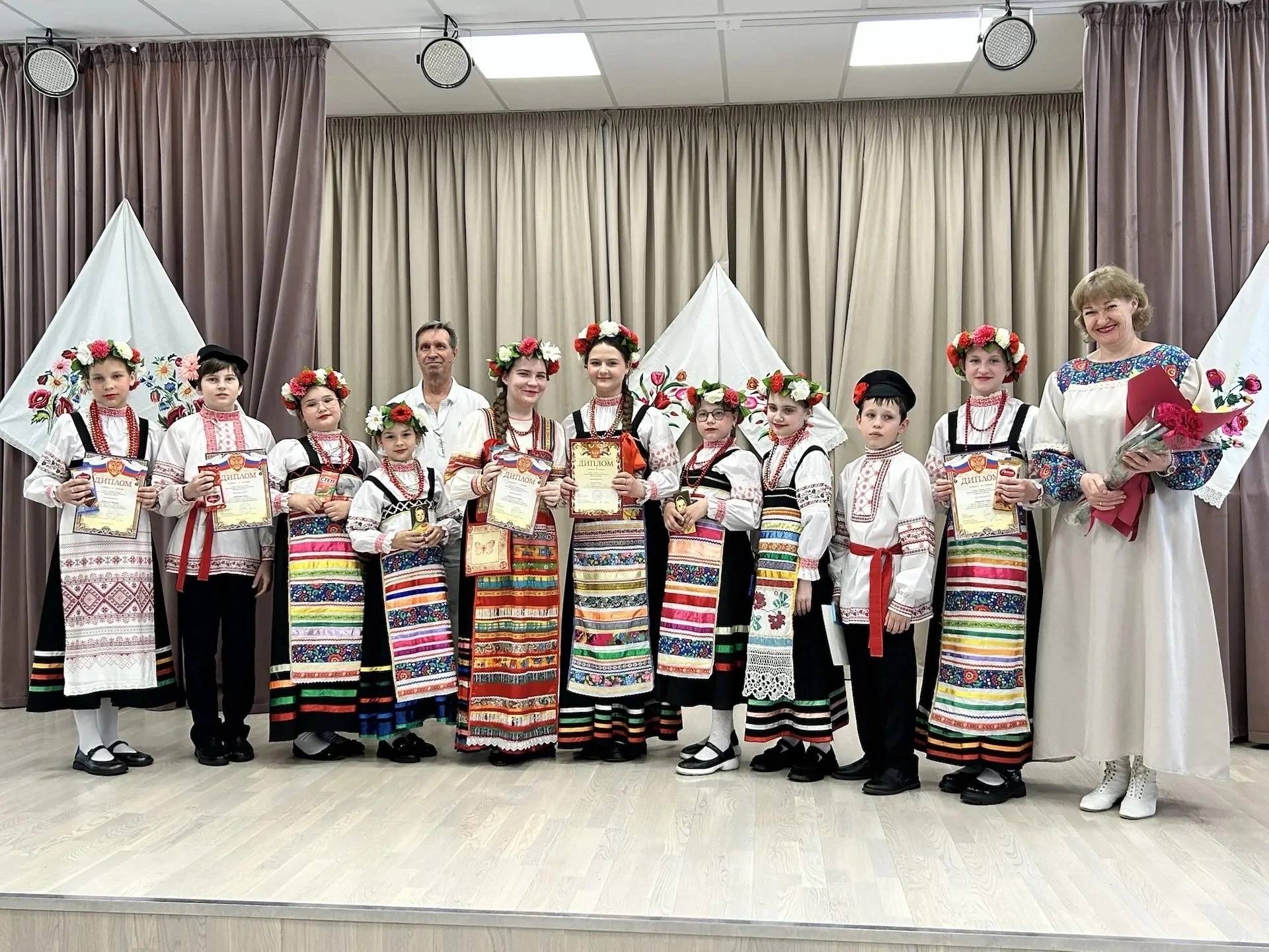 В концертном зале Детской школы искусств №3 г. Старый Оскол на отделении "Музыкальный фольклор" сост