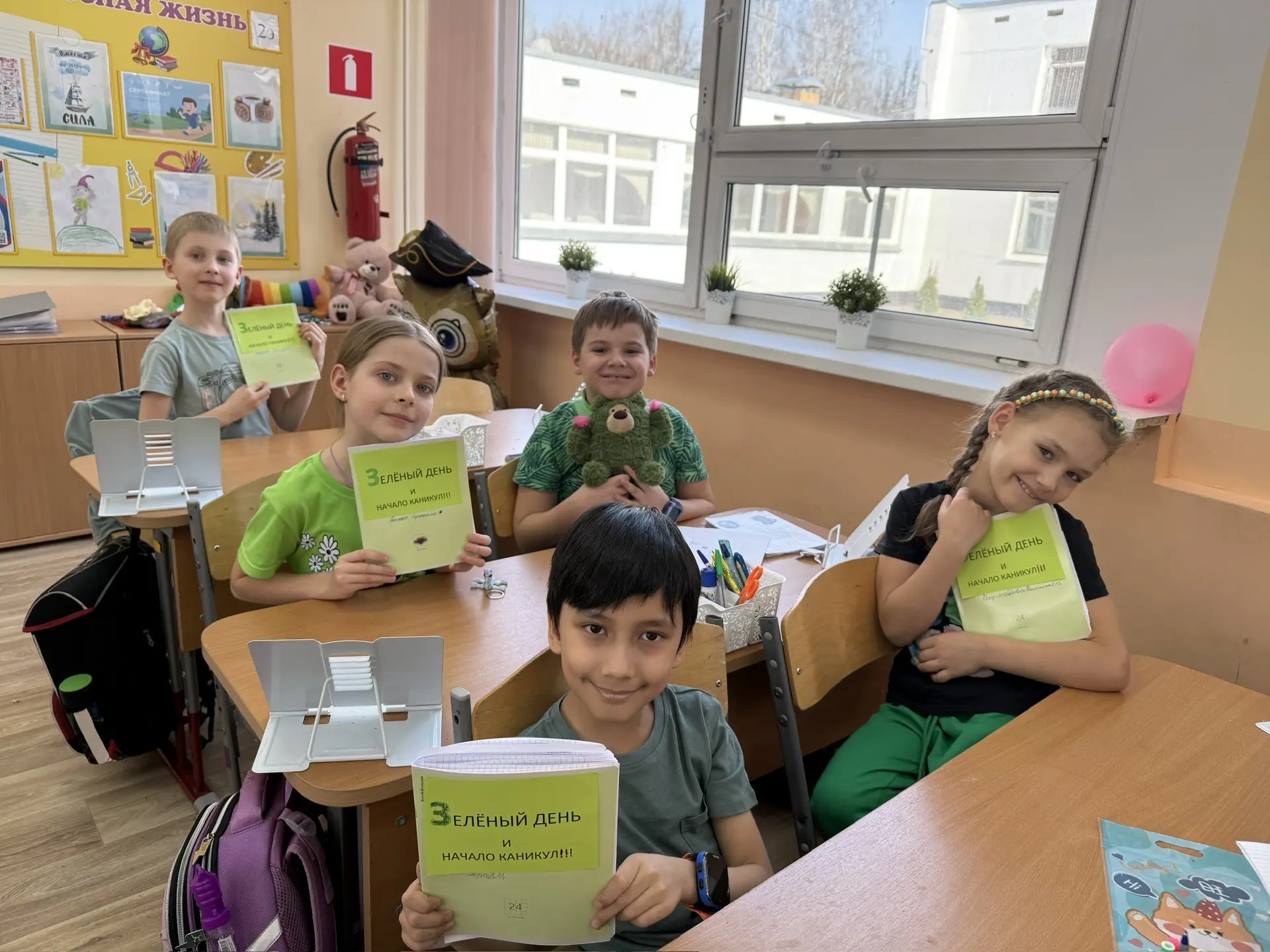 Последний день четверти у ребят из 2Э по традиции цветной. 💚 И, конечно, в начале весны этот день - 