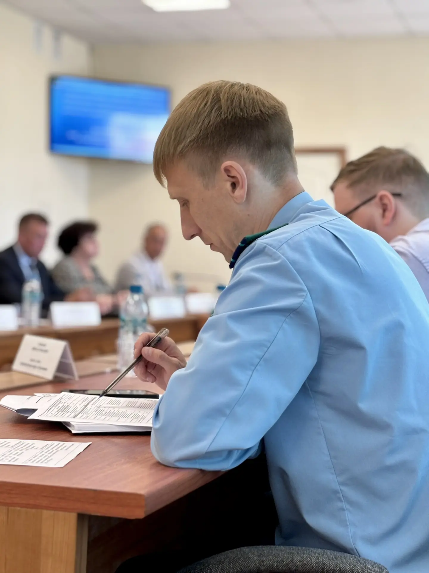 В зале заседания прямо сейчас проходит очередное заседание Думы муниципального округа Богданович. Пр