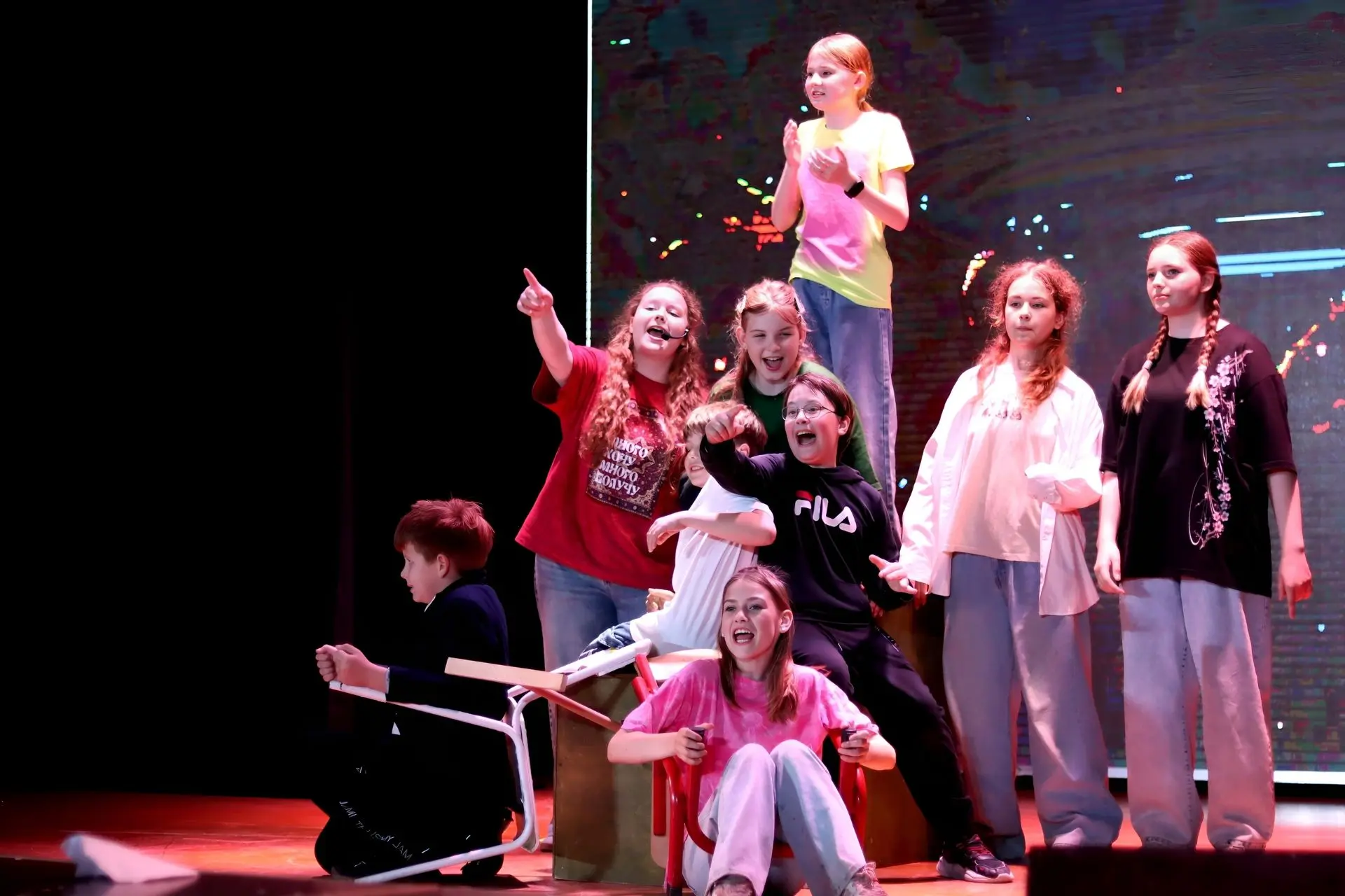 Лето в театре: корабли, мечты и инопланетяне 🎭😃

Из двух стульев строим корабль, а обычную швабру 