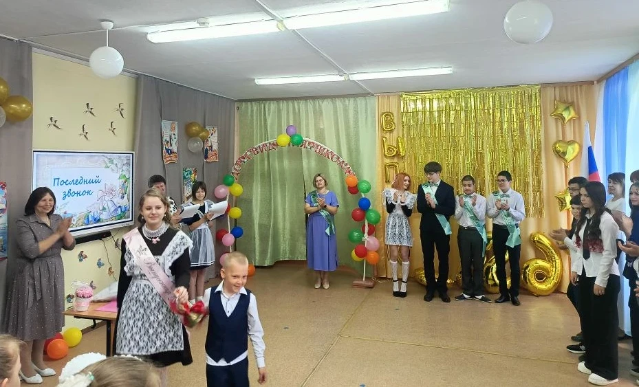 Сегодня, 26 мая 2026 года, в нашей школе состоялась торжественная линейка, посвященная празднику "По
