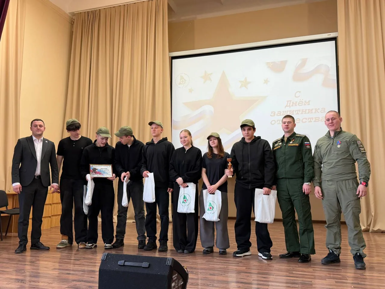 "Упал - отжался": военно-спортивный праздник прошёл в медколледже  💥 На один день студенты СОМК в Ек