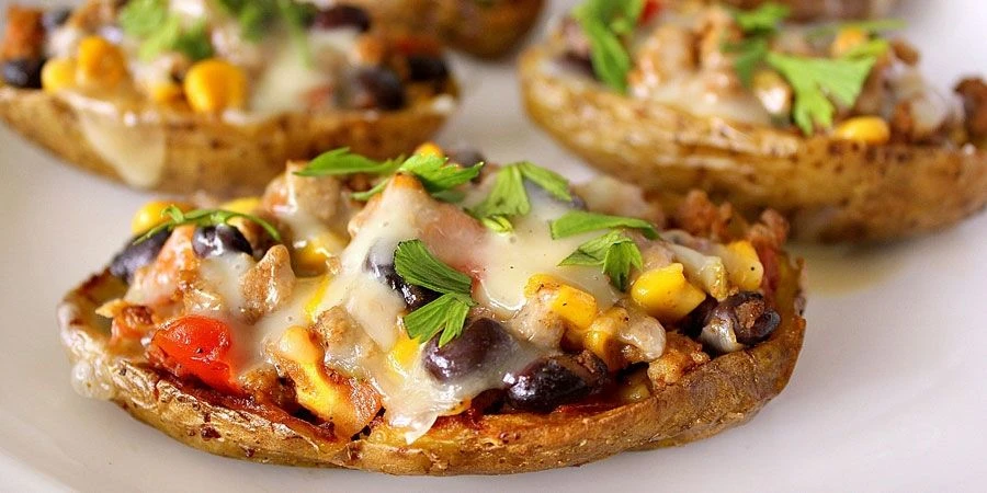 ЗАПЕЧЕННЫЙ КАРТОФЕЛЬ С ФАРШЕМ, СЫРОМ И ПРИПРАВАМИ Ингредиенты: Картофель — 6 шт. Фарш говяжий — 330 