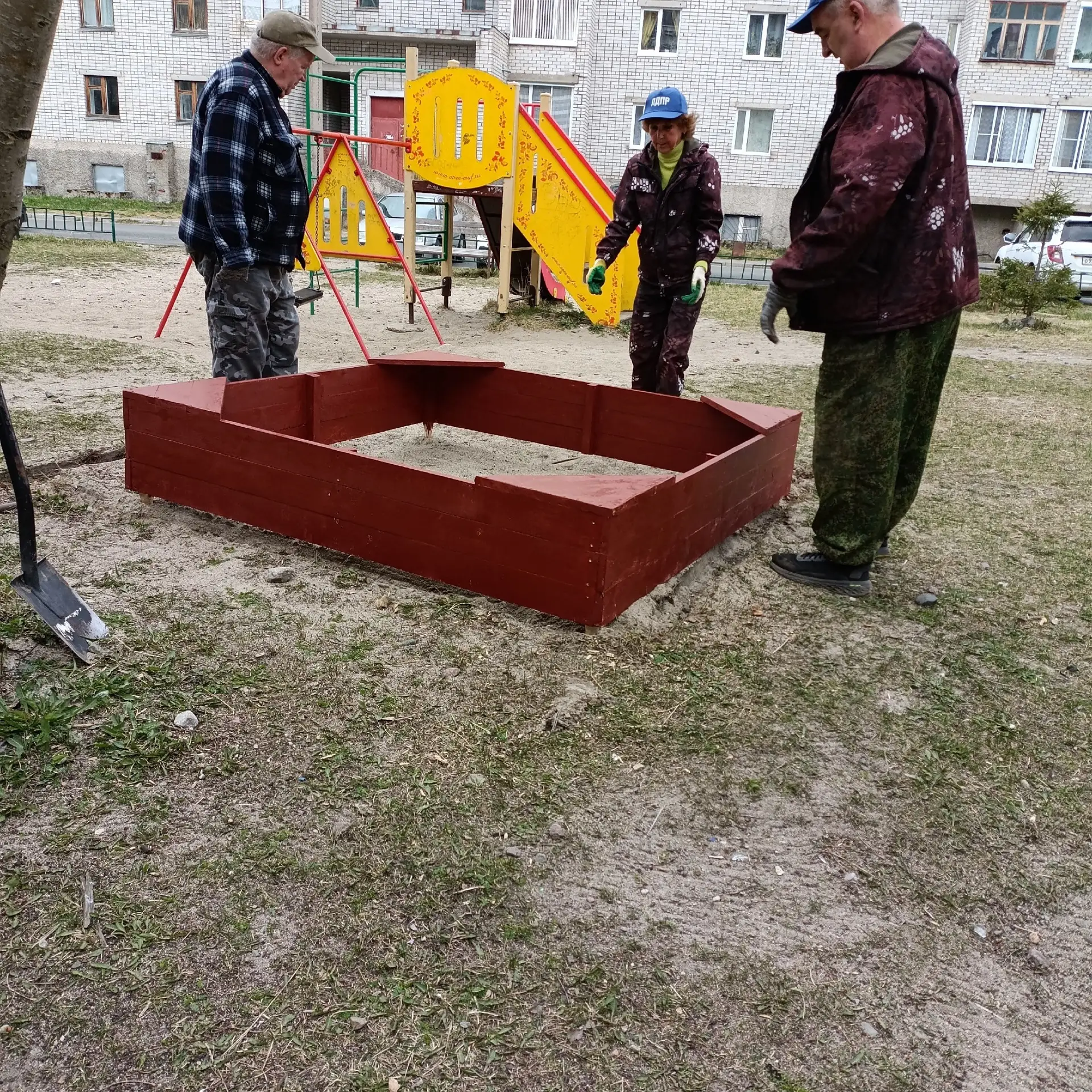 Депутат ЛДПР Сергей Лазарь установил новую песочницу для детей в Надвоицах!