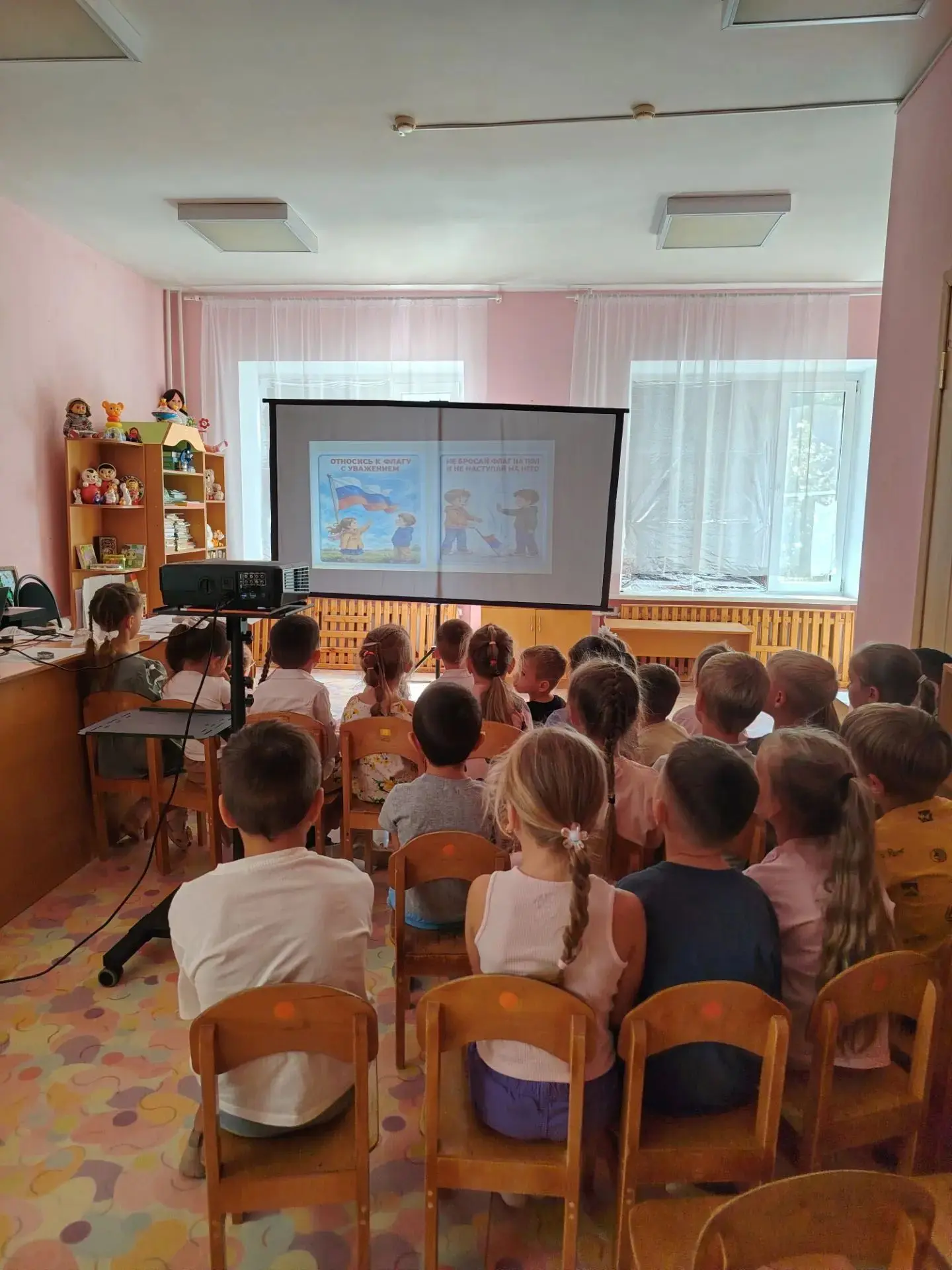 Просмотр презентации  и беседа "Правила обращения с флагом".