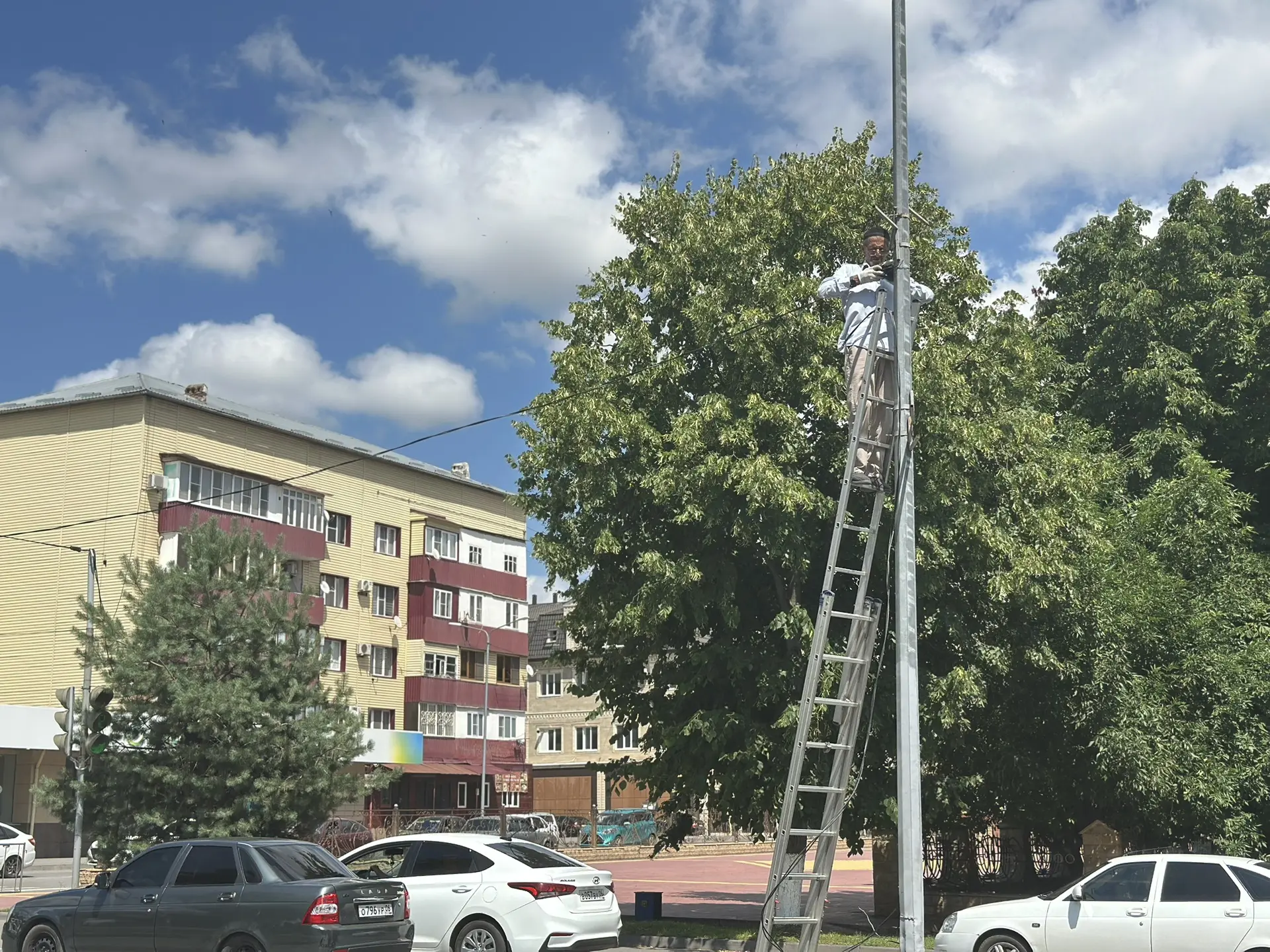 💡В городе Малгобек продолжаются работы по модернизации системы электроснабжения.