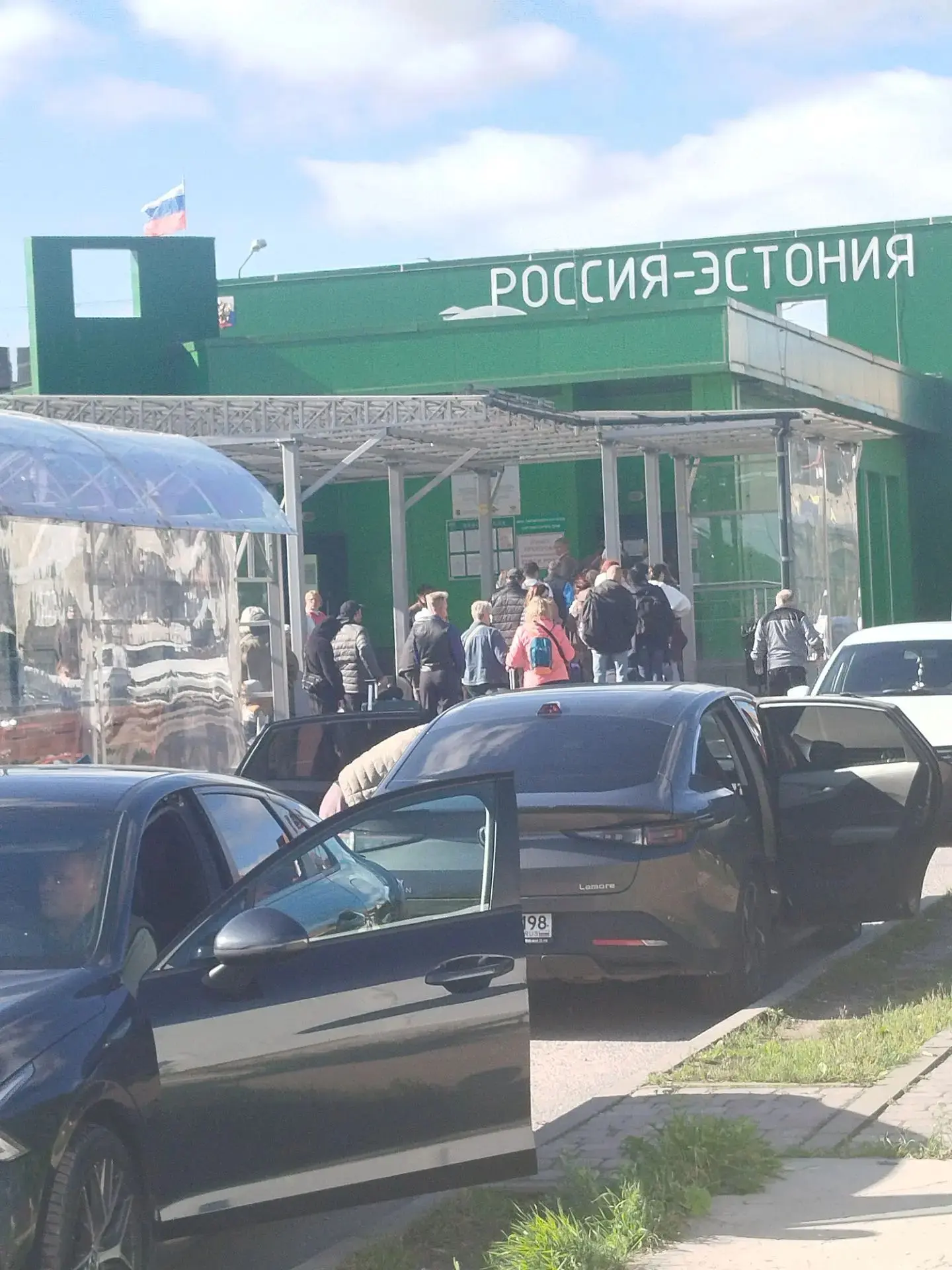 Камера - очередь из Нарвы (Эстония) в Россию https://balticlivecam.com/ru/cameras/eston...