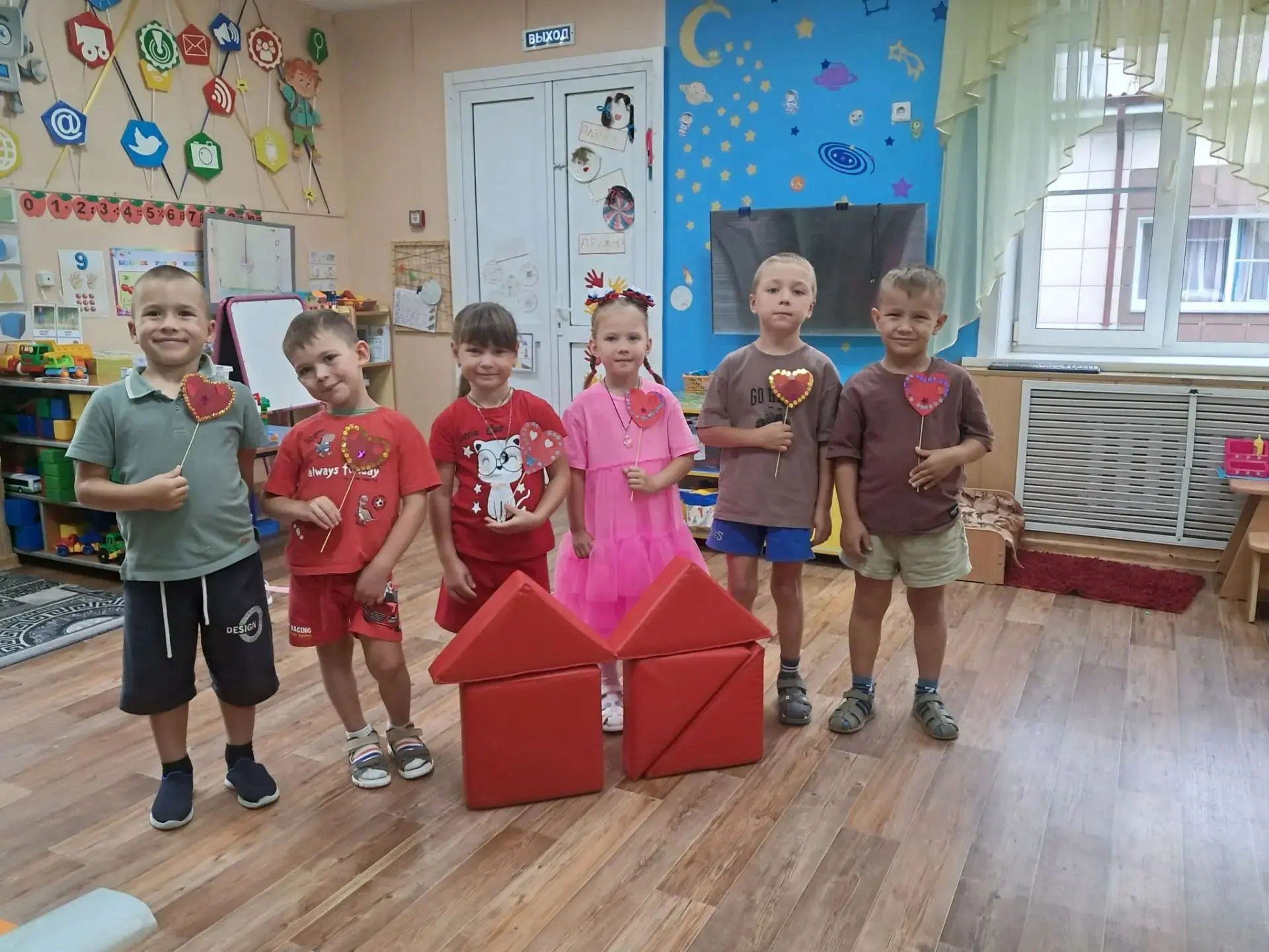 Красный — цвет сердца и силы в нашем «Топольке»!