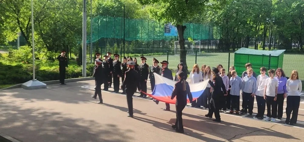 🇷🇺Понедельник в школе традиционно начался с  церемония поднятия Государственного флага и исполнения 