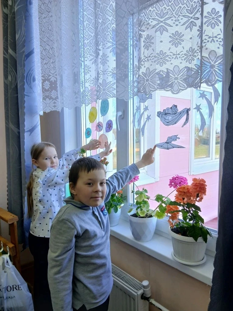 🇸🇮Наша школа присоединилась к акции «Окна Победы»! 

В преддверии 9 Мая коридоры и классы нашей шк
