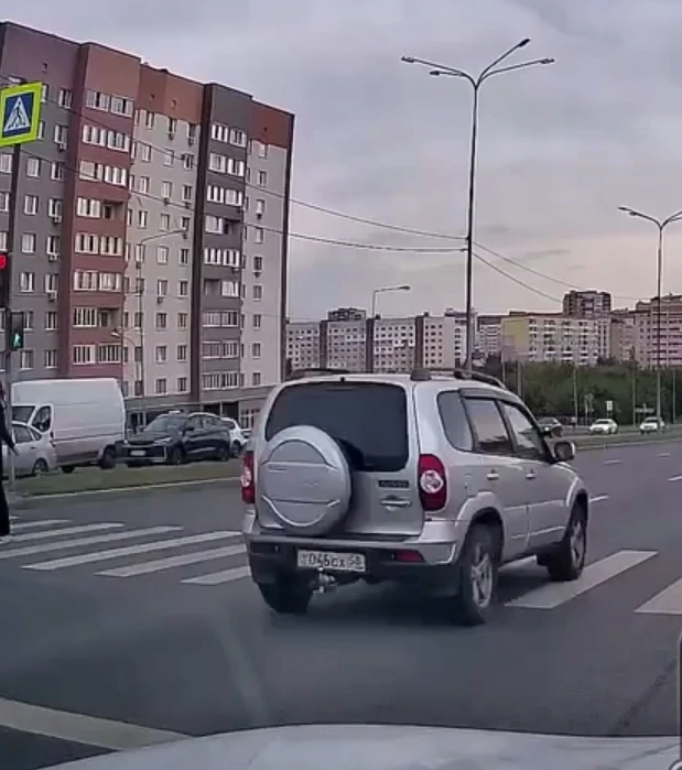 На огромной скорости сверх разум на ниве шевроле пролетел на красный светофор чуть не с...