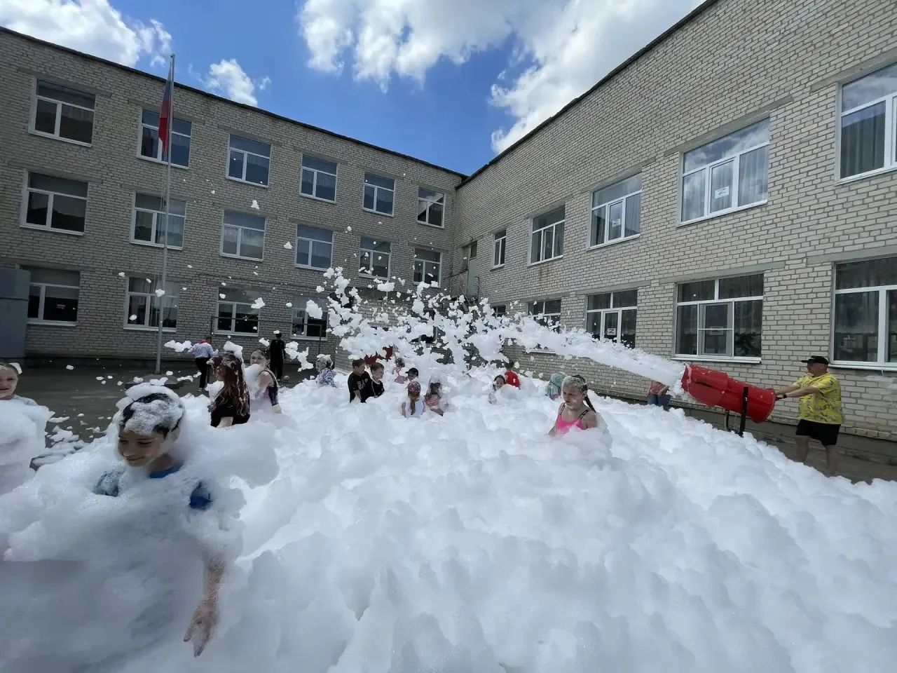 «Веселый улей» на пенной вечеринке 🥳