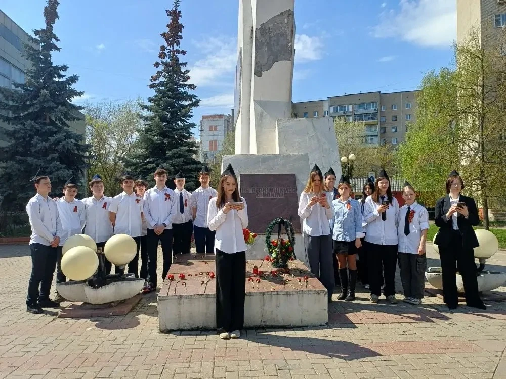 🏛️ Обучающиеся Гимназии № 24 заступили на Вахту Памяти у мемориала Воинам-интернационалистам В город