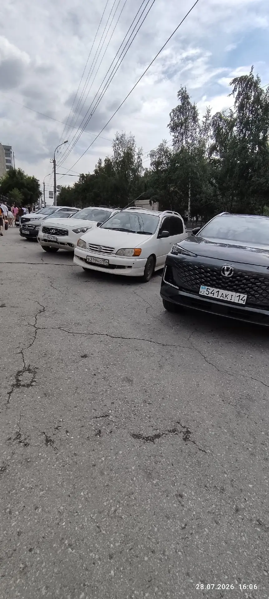 Автомобили заняли тротуар у остановки — пешеходы вынуждены обходить проезжую часть