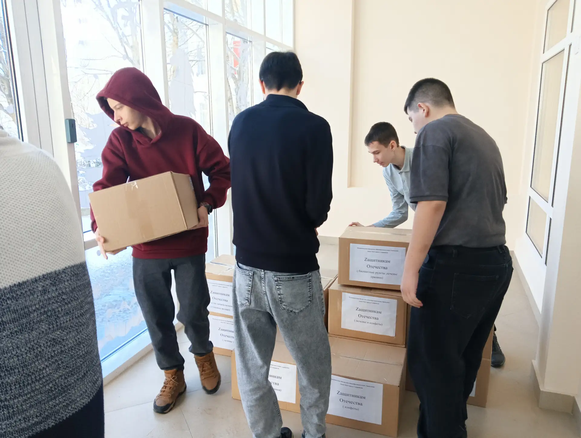 Перед Новогодними праздниками в лицее провели акцию «Новогодняя посылка солдату». Учащиеся, родители