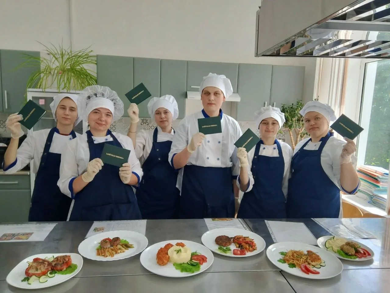 Экзамен в №33 группе по специальности "Поварское и кондитерское дело"   https://vk.com/wall-98706163