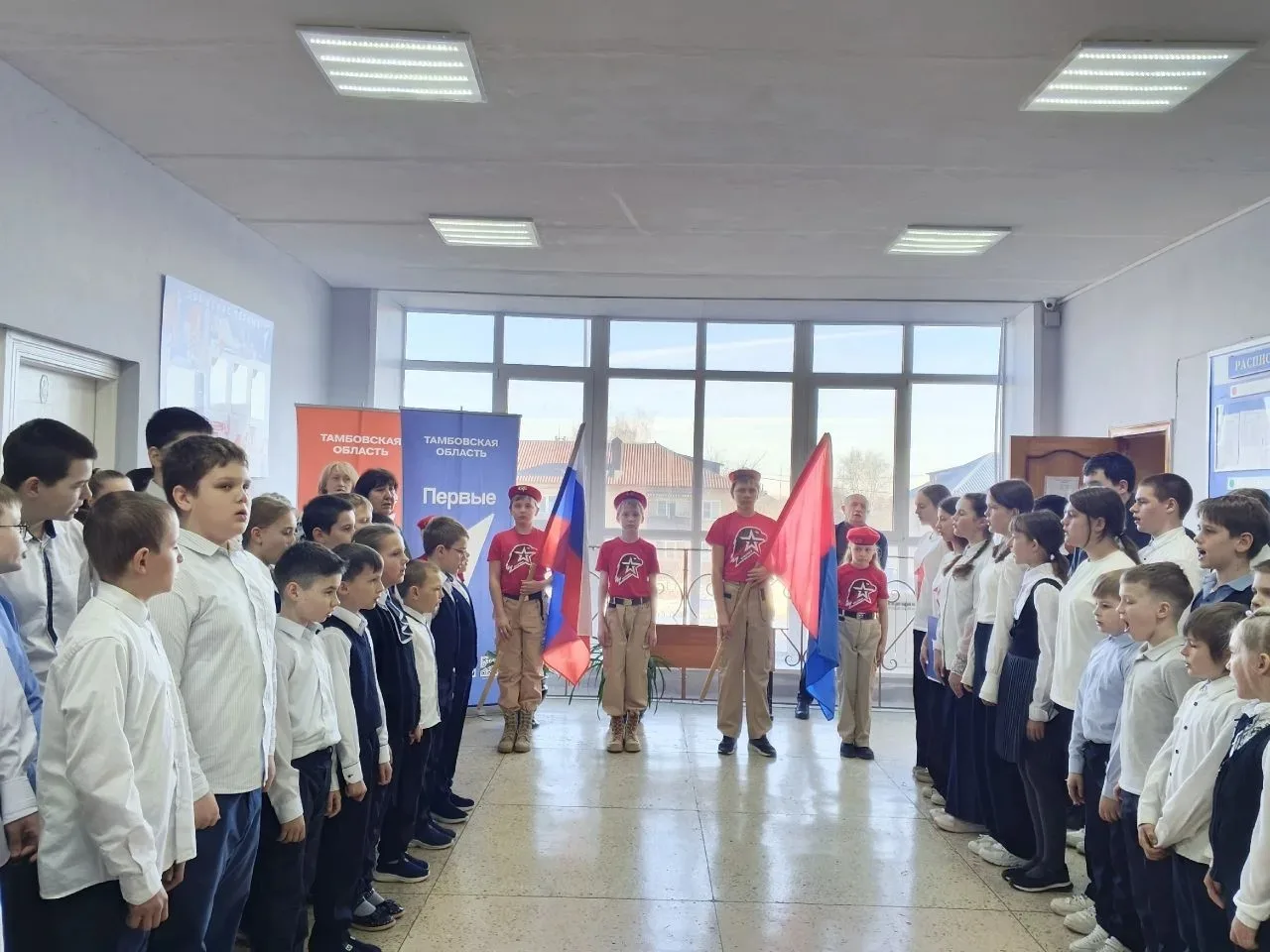 🏫 Неделя в нашей школе и её  филиалах началась с традиционной еженедельной линейки — важного и вдохн