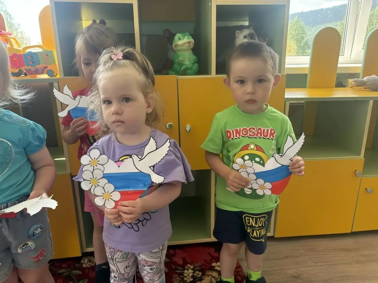 С ДНЁМ ФЛАГА! НАШИ МАЛЕНЬКИЕ ПАТРИОТЫ ПОЗДРАВЛЯЮТ!