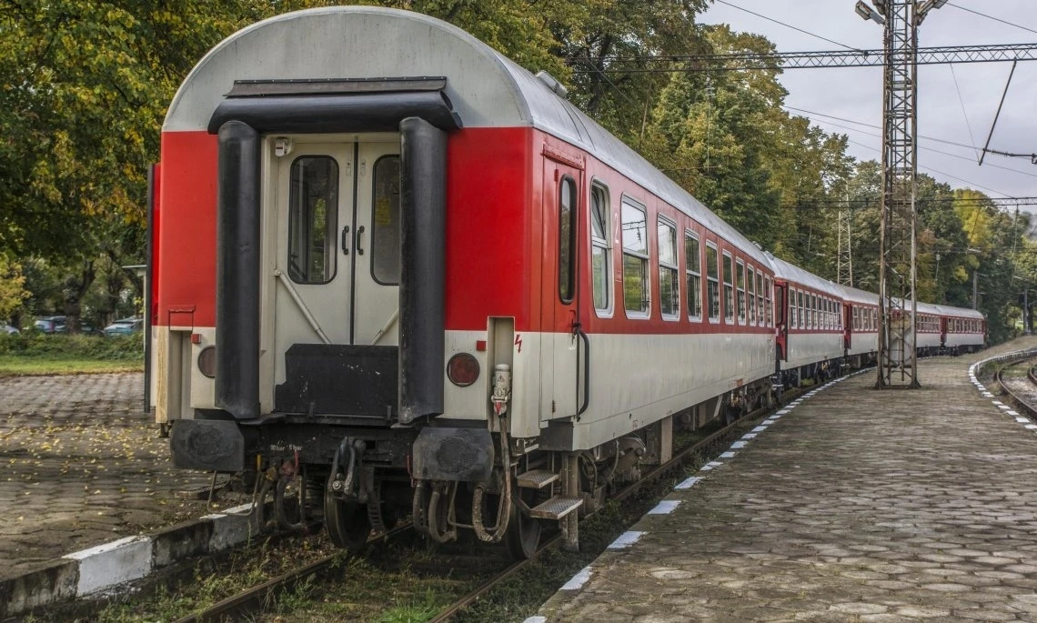 Дополнительные вагоны в поездах Архангельск — Петербург и Котлас — Анапа ⚡