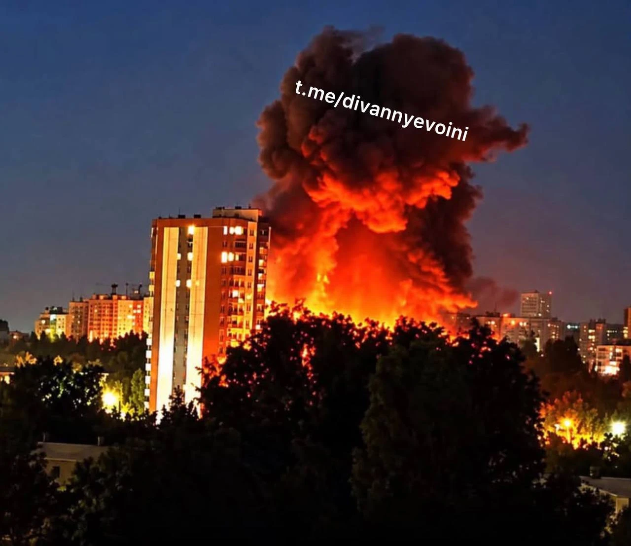 Пожар в Киеве после очередных прилетов реактивов.