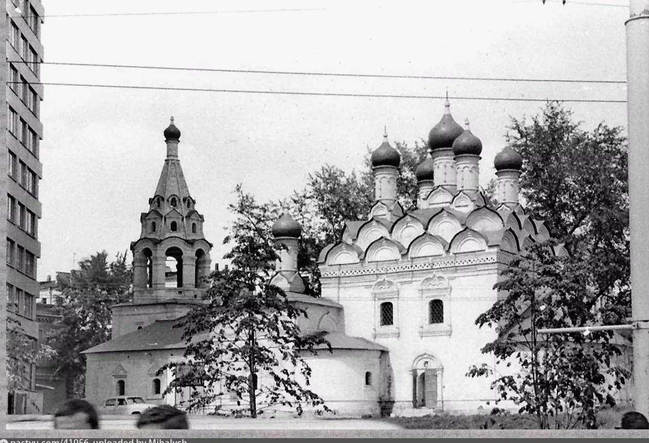 Среди современных небоскребов  затерялась миниатюрная церковь Симеона Столпника. Соглас...