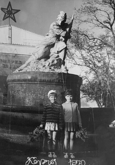 У кинотеатра "Металлург" в Аршинцево 55 лет назад.