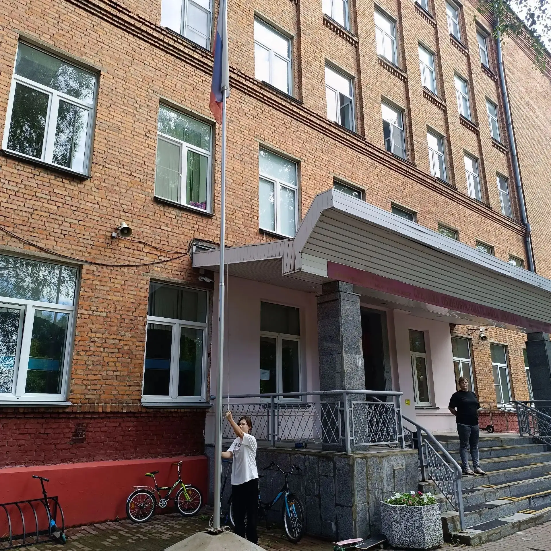 🇷🇺 Утро в нашем лагере началось с торжественной линейки: поднятие флага России под звуки государст