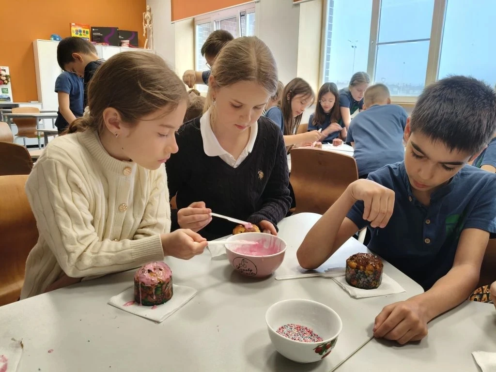 🐣 Украшаем яйца, клеим аппликации и декорируем куличи 🐣  В 3 «Б» классе прошёл необычный открытый ур