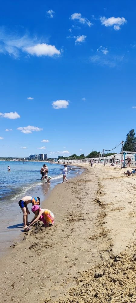 А вот и первые отдыхающие, которые выбрали место для отпуска по душе 🏖️Анапа в первые летние деньки