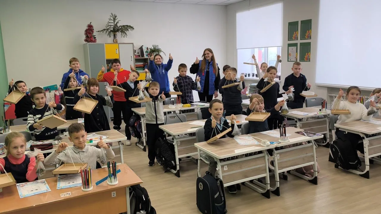 🐦❄️В нашей школе прошла добрая экологическая акция «Покормите птицой». Старшеклассники...
