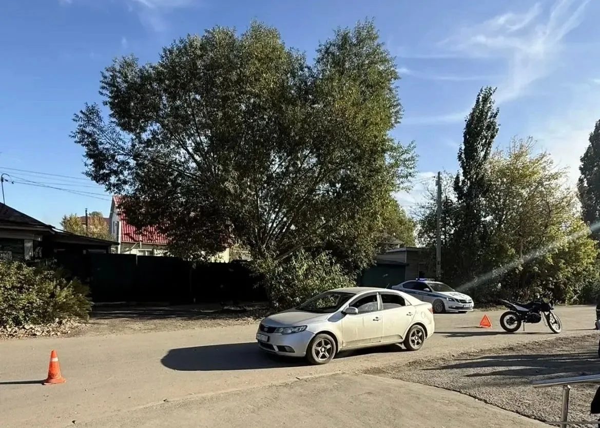 В Центральном округе Омска легковушка сбила 17-летнего подростка на питбайке. Авария пр...