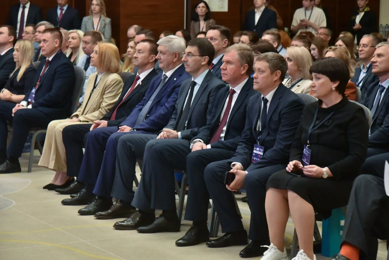 Служащие Минтруда на III Международном общественно-политическом форуме «Антициклон-2026»
 
Форум соб