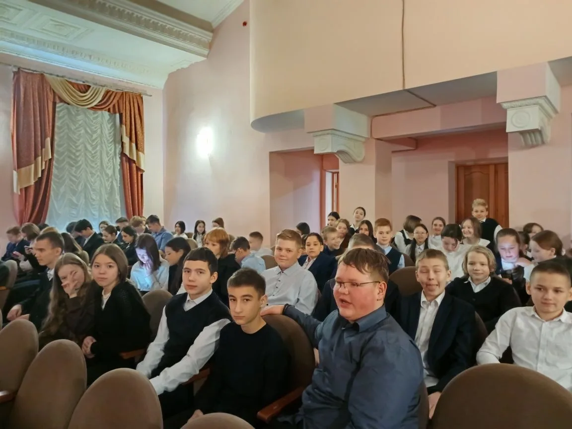 В преддверии 23 февраля ученики 5Б, 5В, 5Г, 6Г, 7А, 7В, 8В, 10 А классов совместно со своими классны