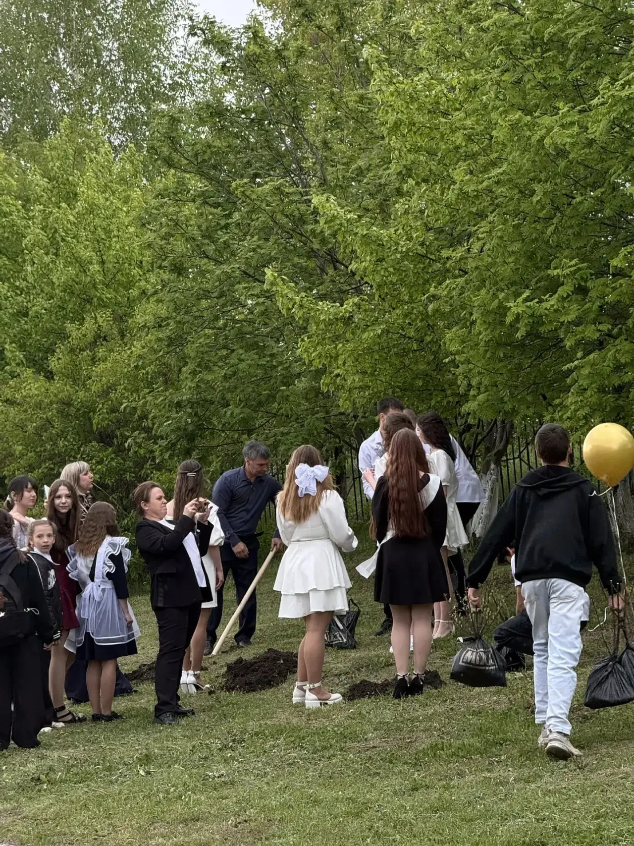 В этот торжественный день выпускники, полные волнения и светлых надежд, собрались у гла...
