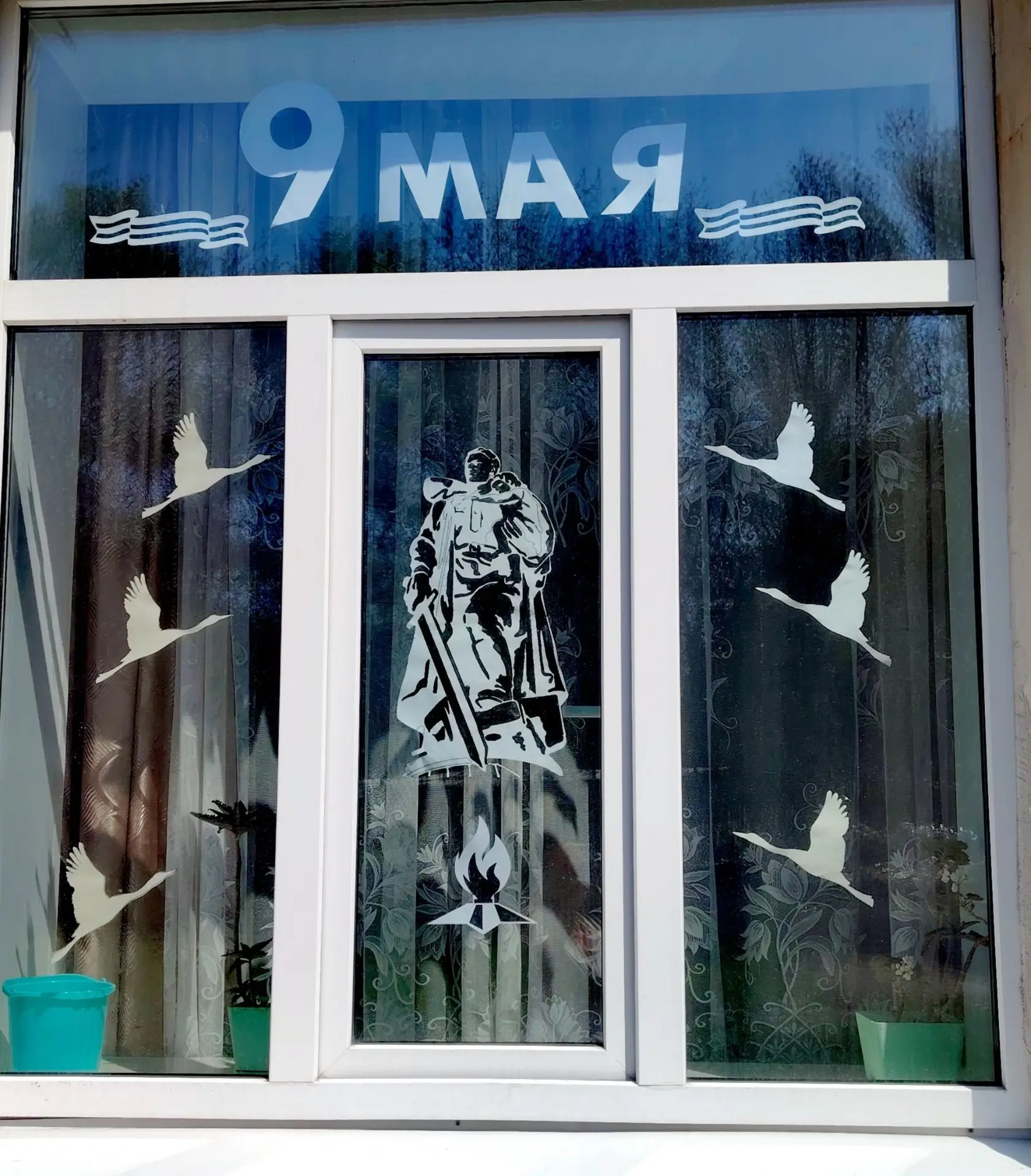Окна нашей школы стали особенными в эти предпраздничные дни!