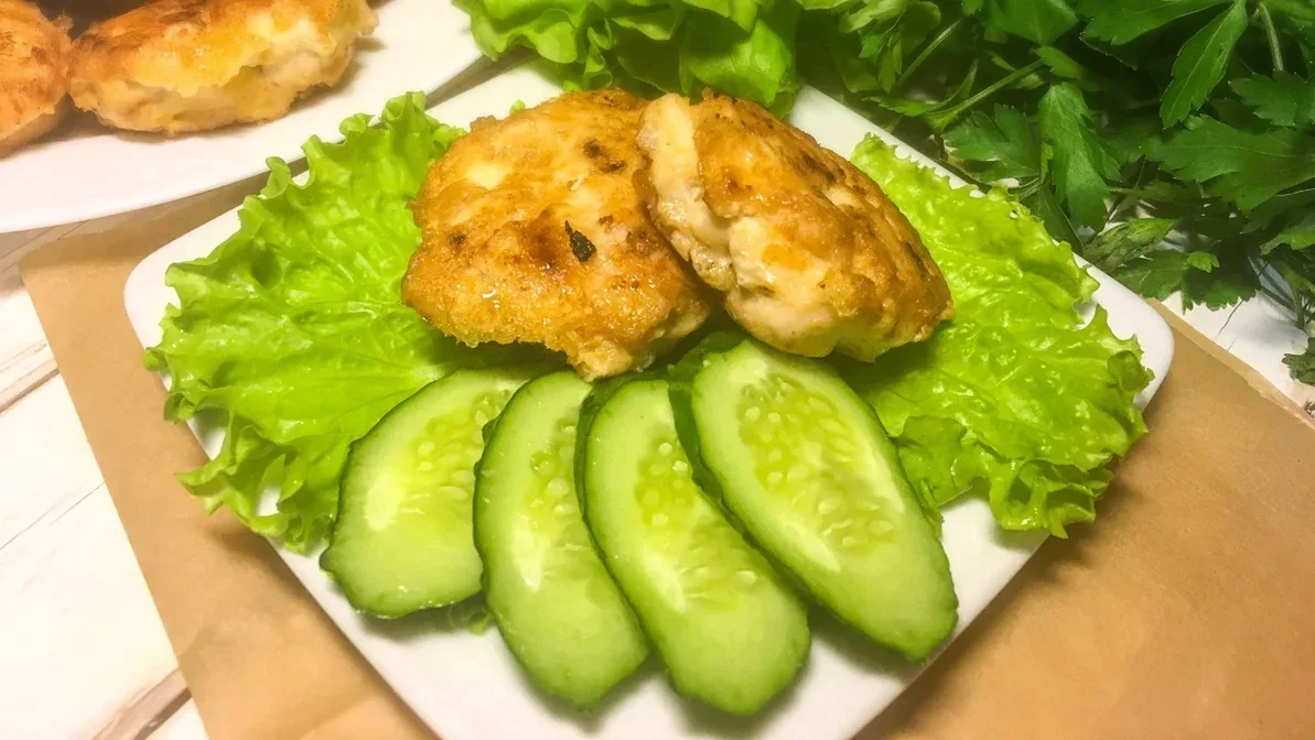 🧀 Рубленые куриные котлеты — котлеты из нарезанного филе с луком и твёрдым сыром.