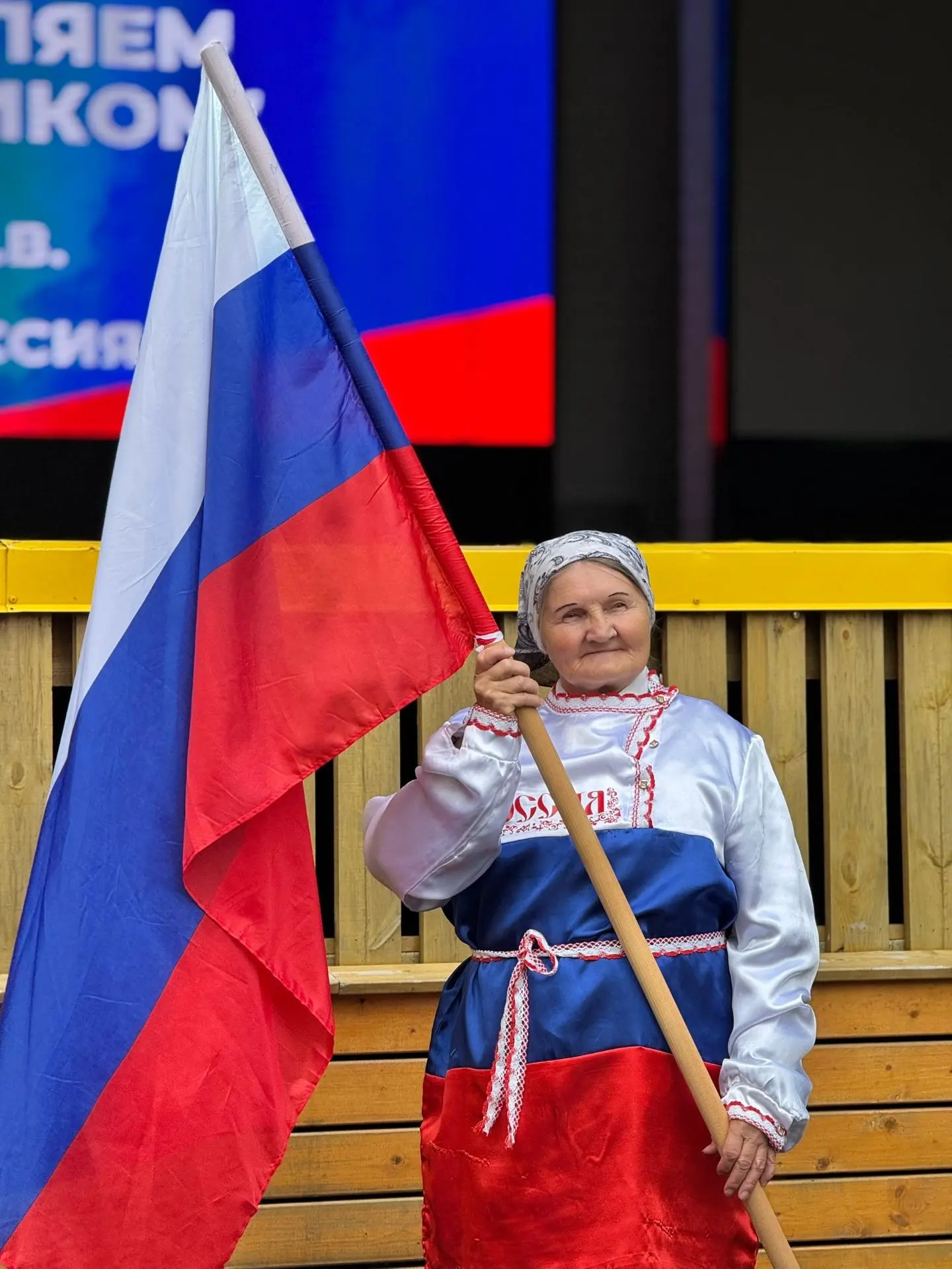 Вот так ярко и душевно мы отметили День Государственного флага РФ в Манином парке! 🇷🇺✨