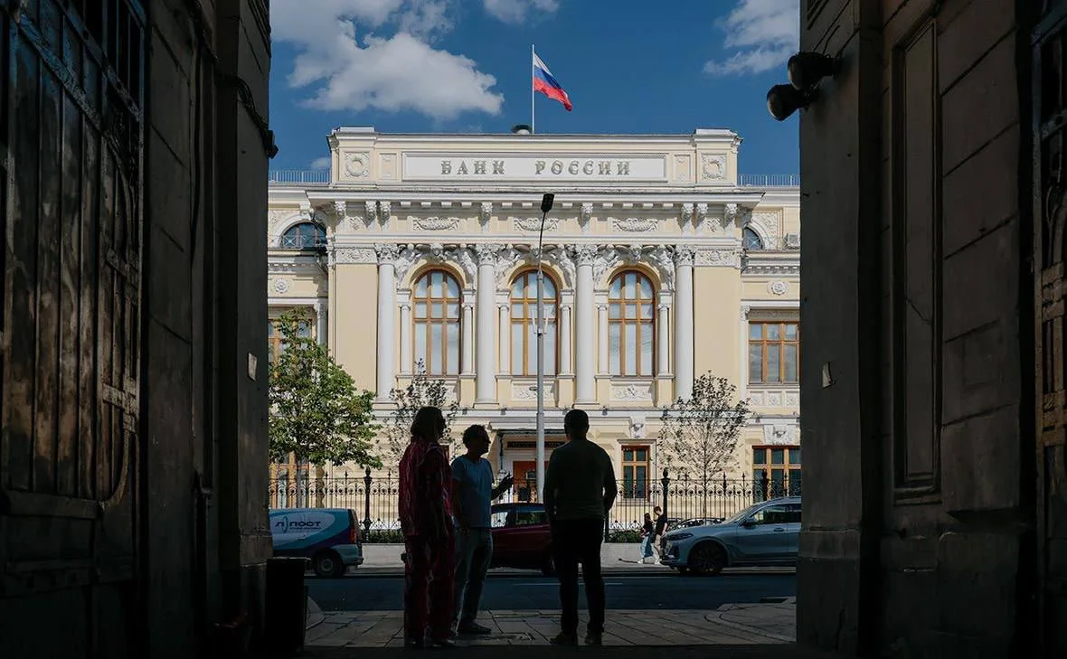 Центральный Банк РФ сохранил еще на полгода ограничения на снятие наличной иностранной ...